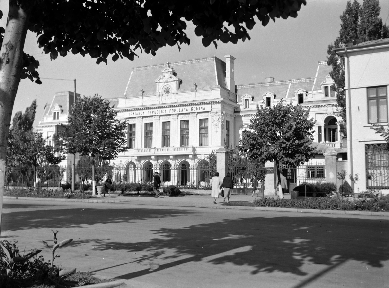 Románia, Jászvásár, Bulevardul Ștefan cel Mare și Sfânt, Roset-Roznovanu palota, ma Polgármesteri Hivatal., 1965, Sütő András örökösei, Új Élet szerkesztőség, Fortepan #135902