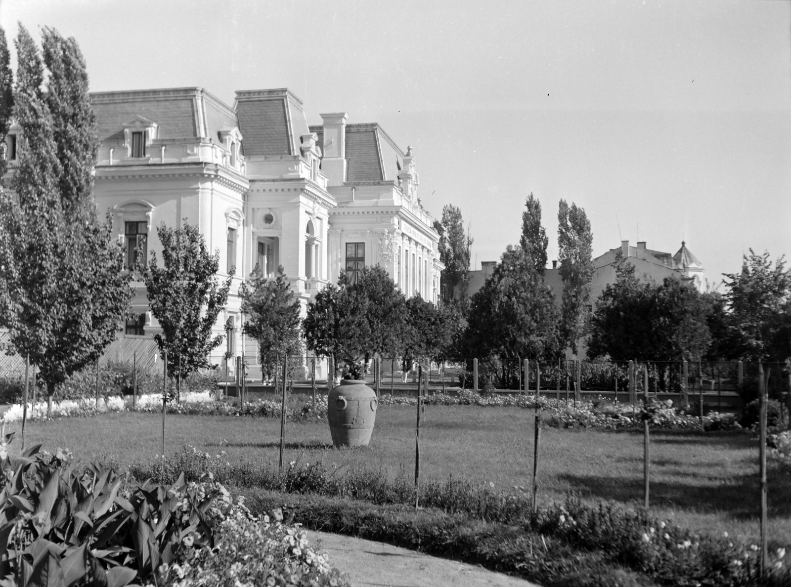 Romania, Iasi, Bulevardul Ștefan cel Mare și Sfânt, Roset-Roznovanu palota, ma Polgármesteri Hivatal., 1965, Sütő András örökösei, Új Élet szerkesztőség, Fortepan #135903