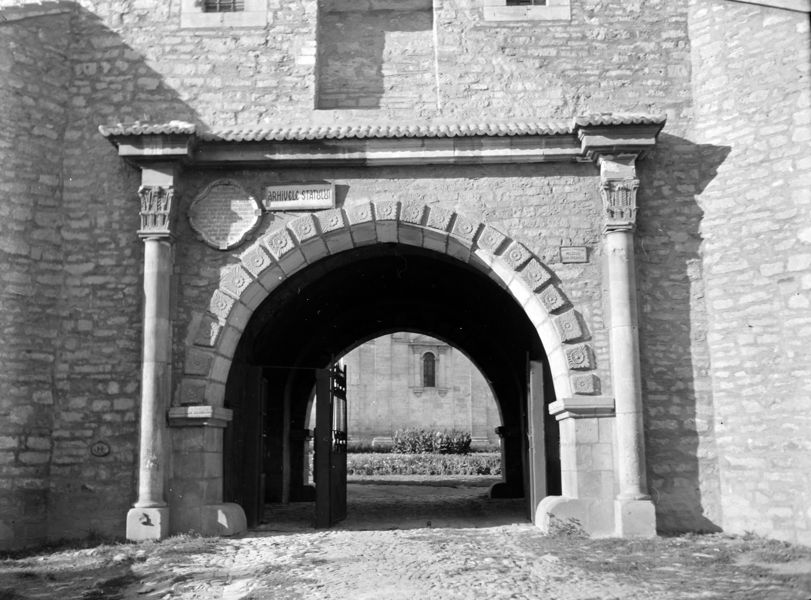 Románia, Jászvásár, Strada Cuza Vodă 51., a Golia monostor bejárata, felette a harangtorony., 1965, Sütő András örökösei, Új Élet szerkesztőség, kapu, kapualj, Fortepan #135907