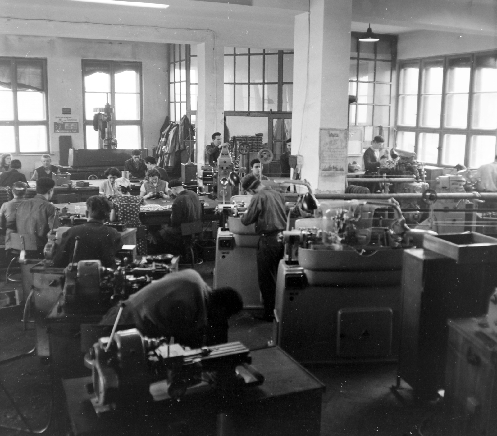 Romania,Transylvania, Târgu Mureș, Kossuth Lajos utca 112-114., Electro-Mures vállalat., 1962, Sütő András örökösei, Új Élet szerkesztőség, factory, sewing, sewing machine, Fortepan #135910
