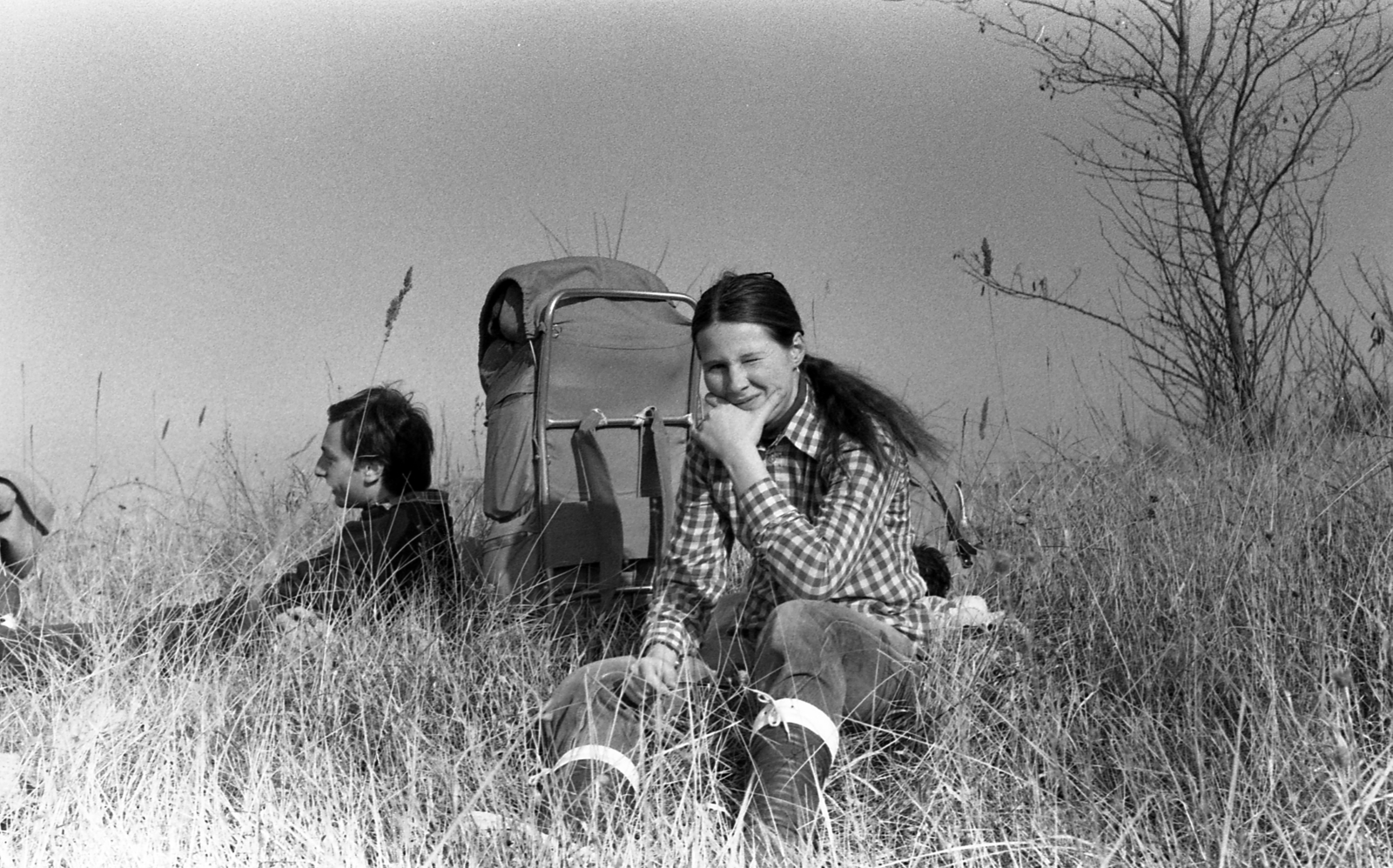 1983, Varga János, checked dress, sitting on the ground, Fortepan #135923