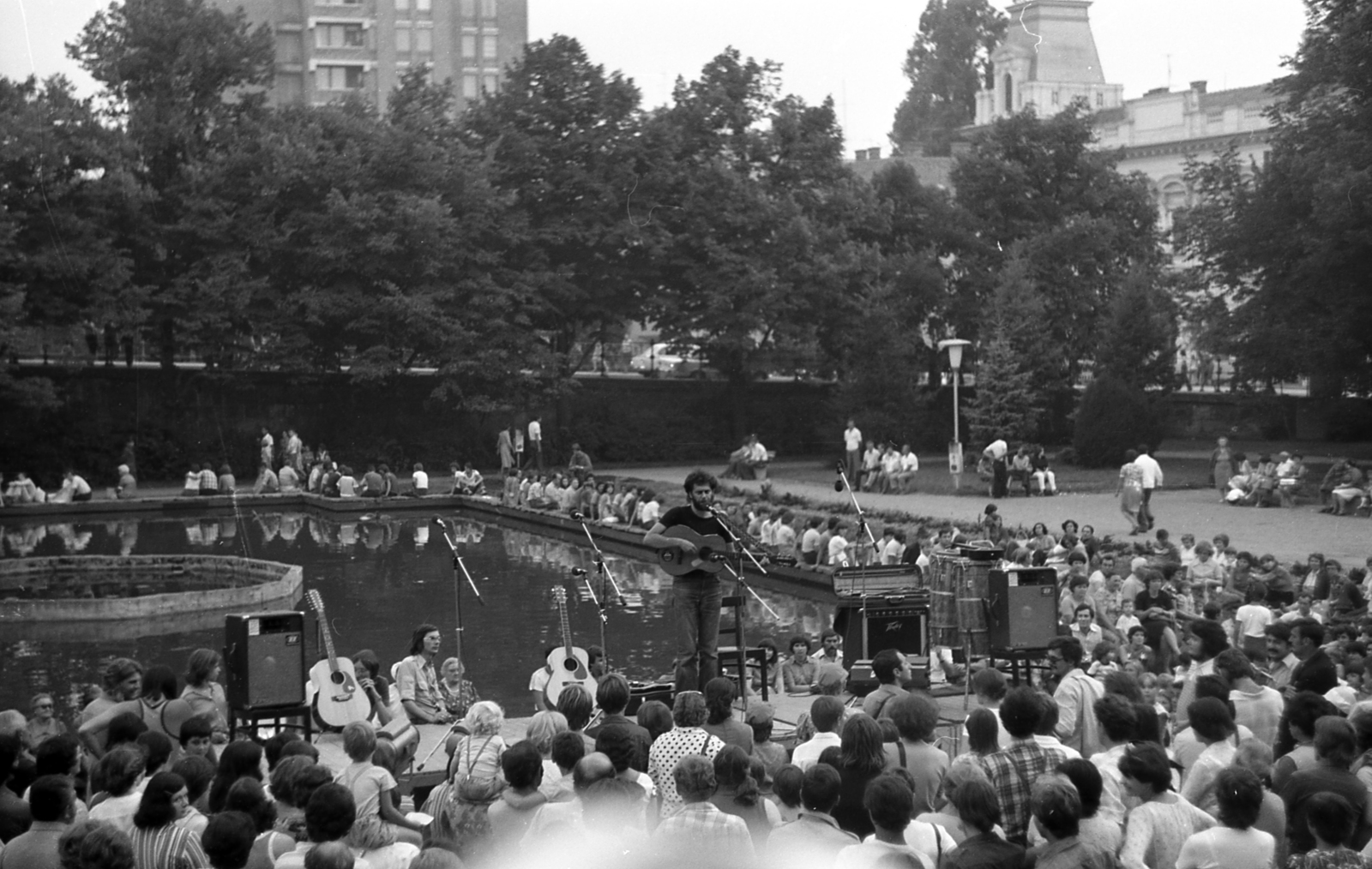 Hungary, Szeged, Móra-park, a Szegedi Ifjúsági Napok rendezvénye a Móra Ferenc Múzeum előtt. Az előadó Boros Lajos polbeat énekes., 1977, Varga János, youth, Fortepan #135927