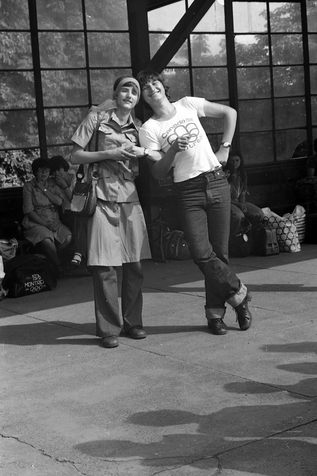 Magyarország, Nagymaros, Nagymaros-Visegrád vasútállomás., 1977, Varga János, olimpiai jelkép, átvetett láb, cross-dressing, Fortepan #135934