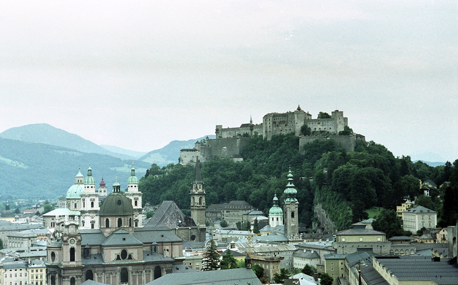 Austria, Salzburg, előtérben balról a Dóm, a ferences templom és a Szent Péter apátsági templom tornya, szemben Hohensalzburg vára., 1980, Varga János, colorful, Fortepan #135948