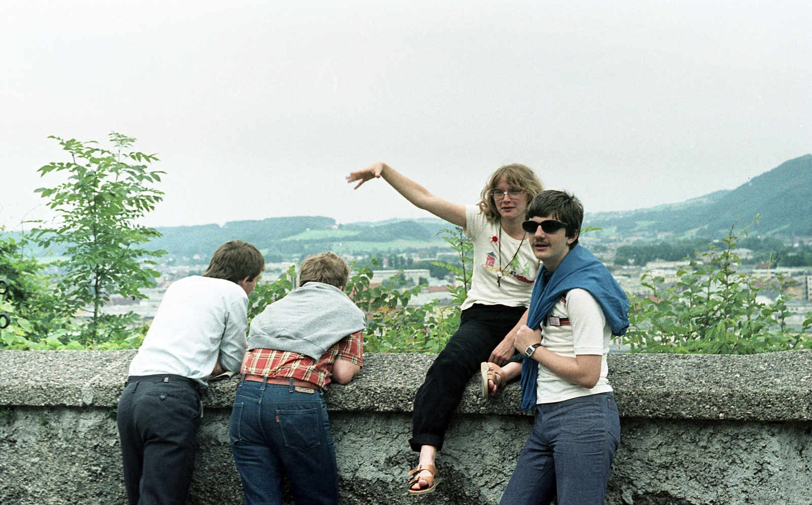 Austria, Salzburg, kilátás a Mönchsberg-ről., 1980, Varga János, colorful, shades, sitting on a wall, Fortepan #135949