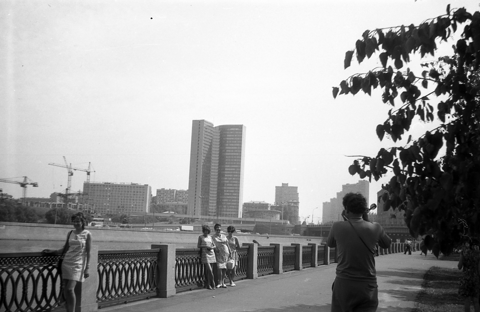 Russia, Moscow, Tarasz Sevcsenko rakpart a Novoarbatszki (Kalinyin) híd felé nézve, szemben a KGST-palota., 1971, Varga János, Soviet Union, high-rise building, Mikhail Posokhin-design, Ashot Mndoyants-design, Vladimir Svirsky-portrayal, Fortepan #135971