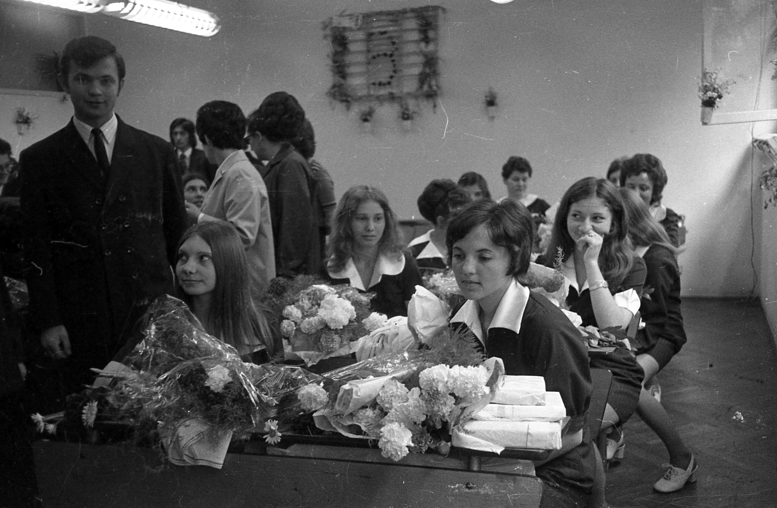 1975, Varga János, graduation, bouquet, carnation, Fortepan #135973