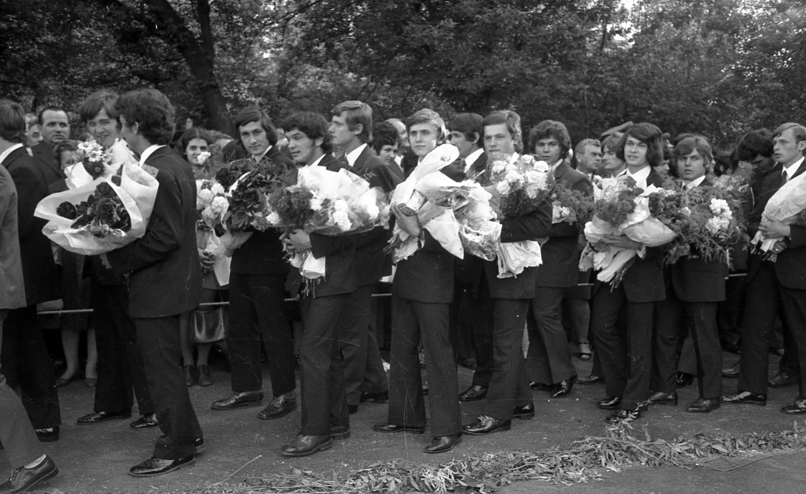 1975, Varga János, graduation, bouquet, Fortepan #135976