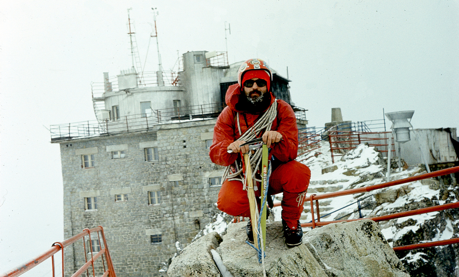 Slovakia, Lomnicky stít,High Tatras, 1984, Varga János, Czechoslovakia, winter, observatory, Mountaineering, Tatra Mountains, squatting, Fortepan #135980