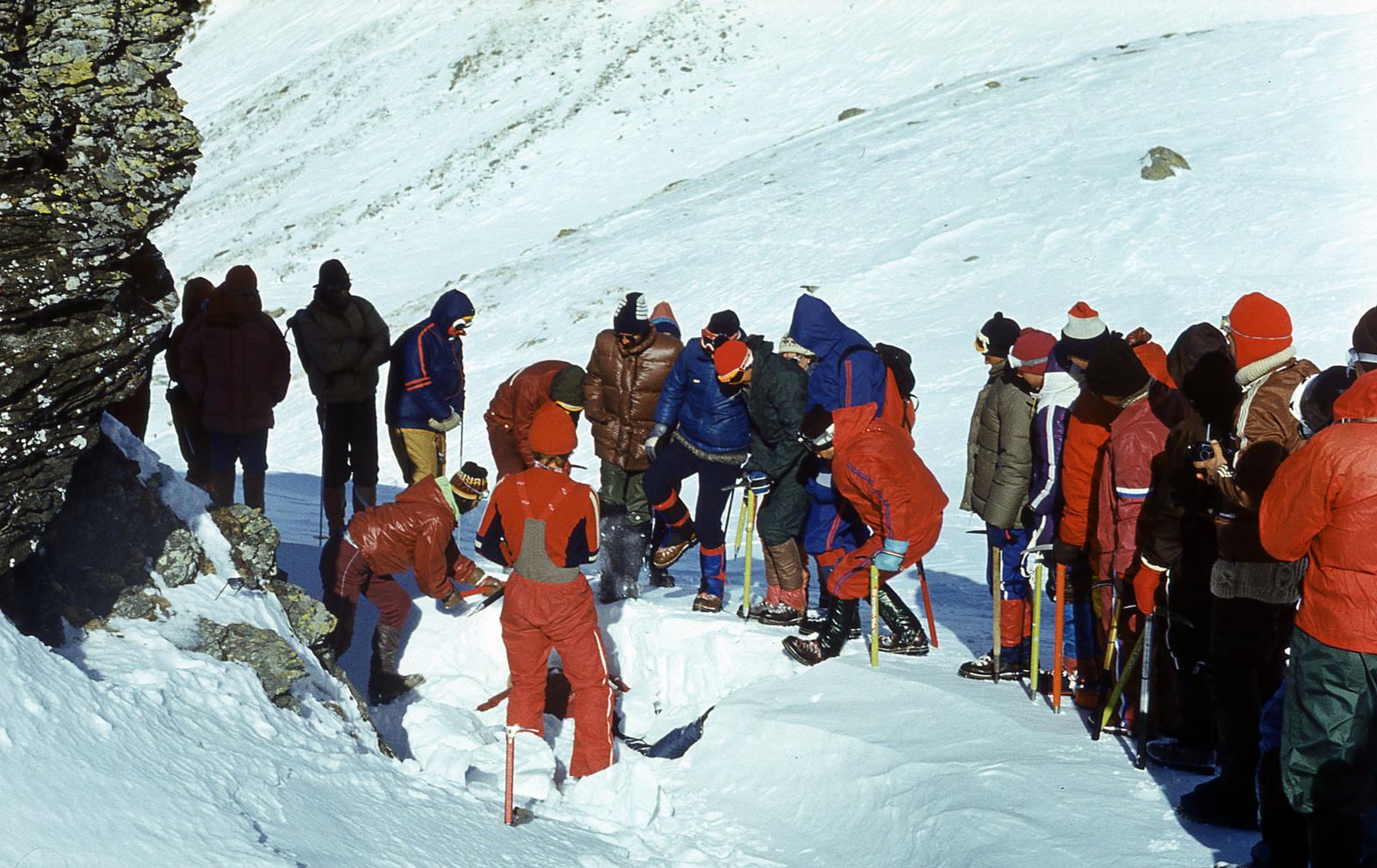 Románia,Erdély, Fogarasi-havasok, lavina utáni mentés., 1984, Varga János, színes, munkaköpeny, Fortepan #135982