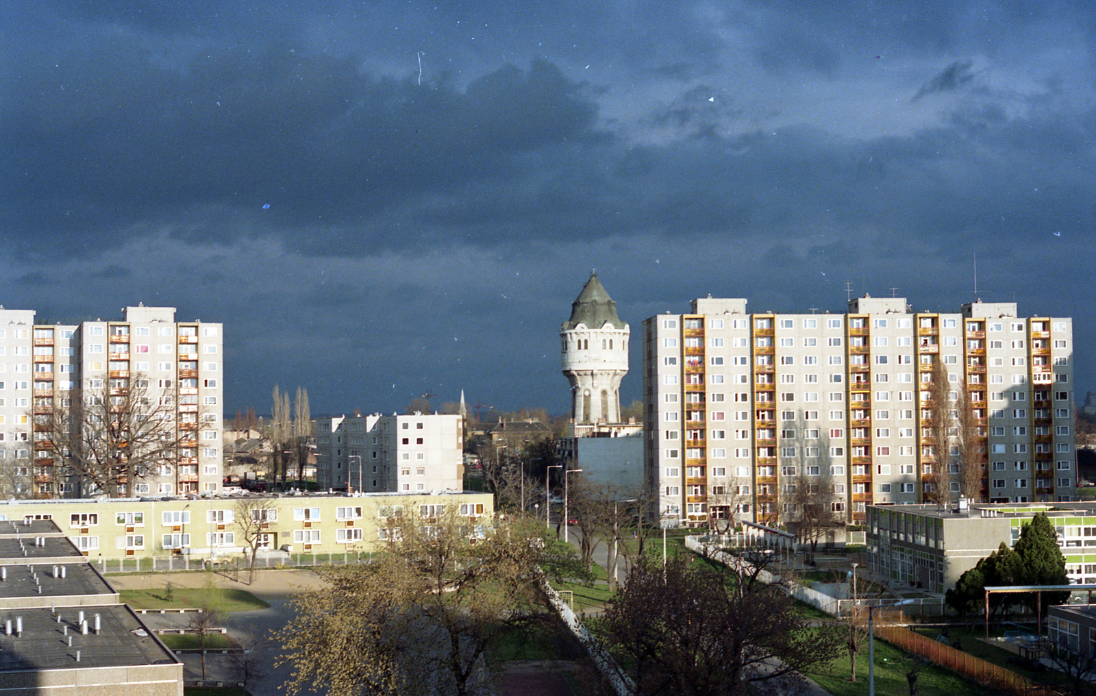 Hungary, Budapest IV., kilátás a Závodszky Zoltán utca 1. számú épületből, az Árpád út melletti Újpesti víztorony felé., 1984, Varga János, water tower, Budapest, Neoclassical architecture, Győző Mihailich-design, Ödön Dümmerling-design, colorful, Fortepan #135990