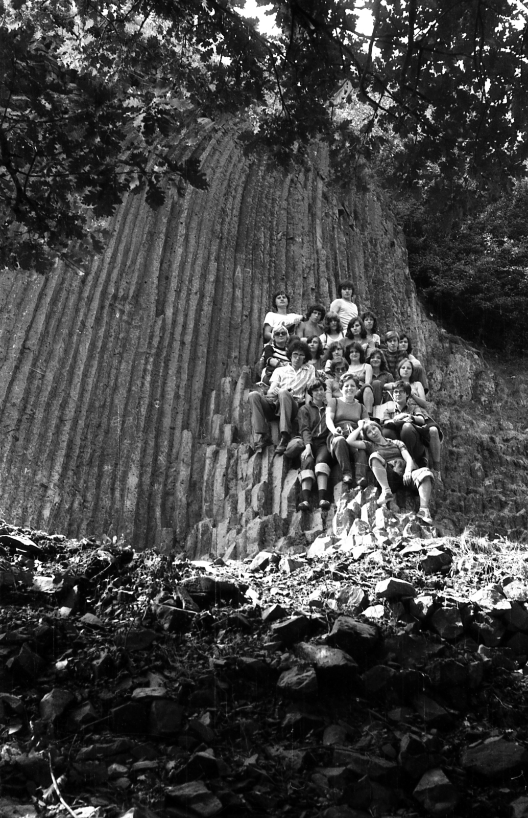 Slovakia, Šiatorská Bukovinka, bazaltoszlopok Somoskő vára alatt., 1977, Varga János, Czechoslovakia, sitting on a rock, Fortepan #135997