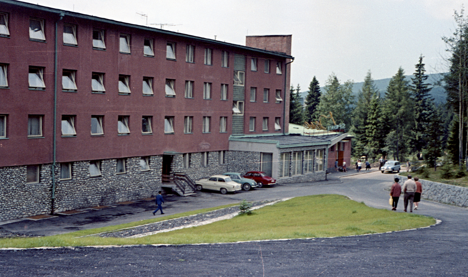 Slovakia,High Tatras, Hrušov, Felsőtátrafüred üdülőhely (ekkor Ótátrafüred, később Magastátra város része). Hotel Sport (később Grand Hotel Bellevue)., 1963, Fortepan/Album020, Czechoslovakia, colorful, Tatra Mountains, Fortepan #136020