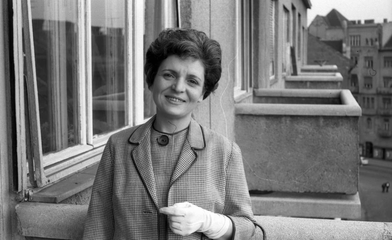 Hungary, Budapest VIII., Vay Ádám utca a Népszínház utca felé nézve. A felvétel a II. János Pál pápa (Köztársaság) tér sarkán álló házból készült., 1968, Fortepan/Album020, smile, balcony, woman, Budapest, Fortepan #136023