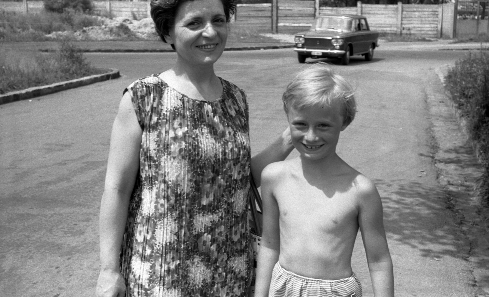 Hungary, Budapest XIV., Amerikai út, szemben keresztbe a Kacsóh Pongrác út., 1968, Fortepan/Album020, smile, boy, woman, Budapest, half-naked, fair-haired, Fortepan #136024