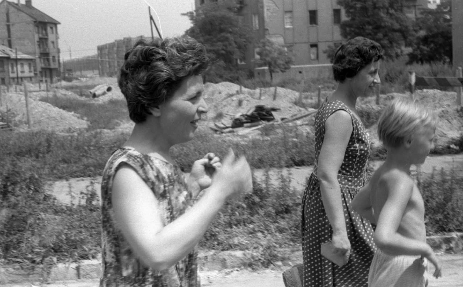 Hungary, Budapest XIV., Amerikai út a mai Horvát Boldizsár (Kelen József) utca sarkánál, jobbra a Dorozsmai köz 17. számú ház látható, balra a Hajtsár út később lebontott épületei (később az M3 autópálya bevezető szakasza épült meg a helyükön)., 1968, Fortepan/Album020, boy, Budapest, dotted dress, fair-haired, Fortepan #136025