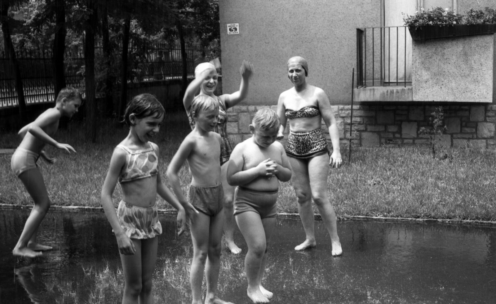 Hungary, Budapest XIV., Amerikai út 69., 1968, Fortepan/Album020, Budapest, bathing suit, pavement, summer, rain, bath, Fortepan #136026