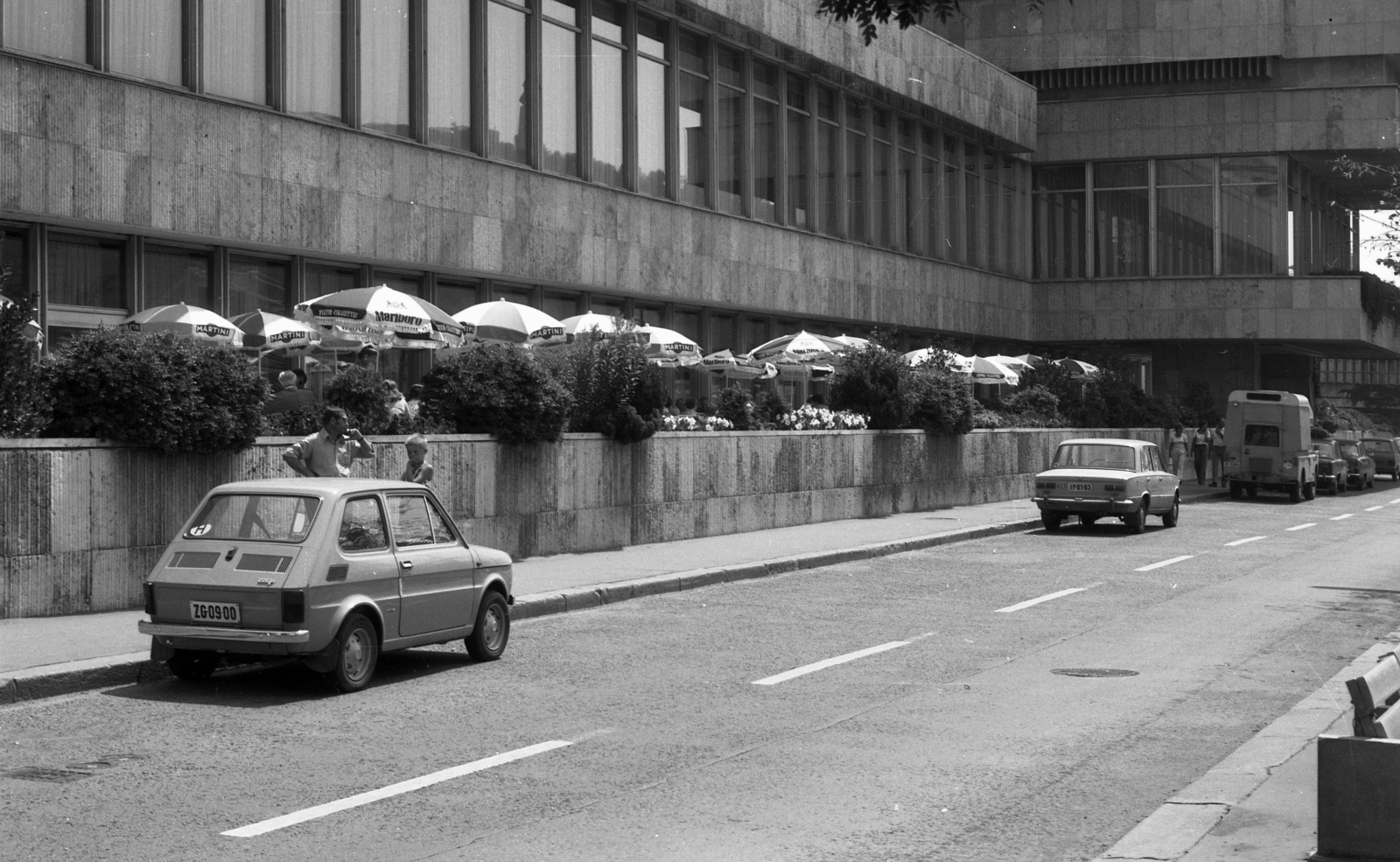 Magyarország, Budapest V., Dunakorzó, Hotel Duna Intercontinental., 1984, Fortepan/Album020, Lada-márka, Polski Fiat-márka, automobil, rendszám, Budapest, országjelzés, Fortepan #136035