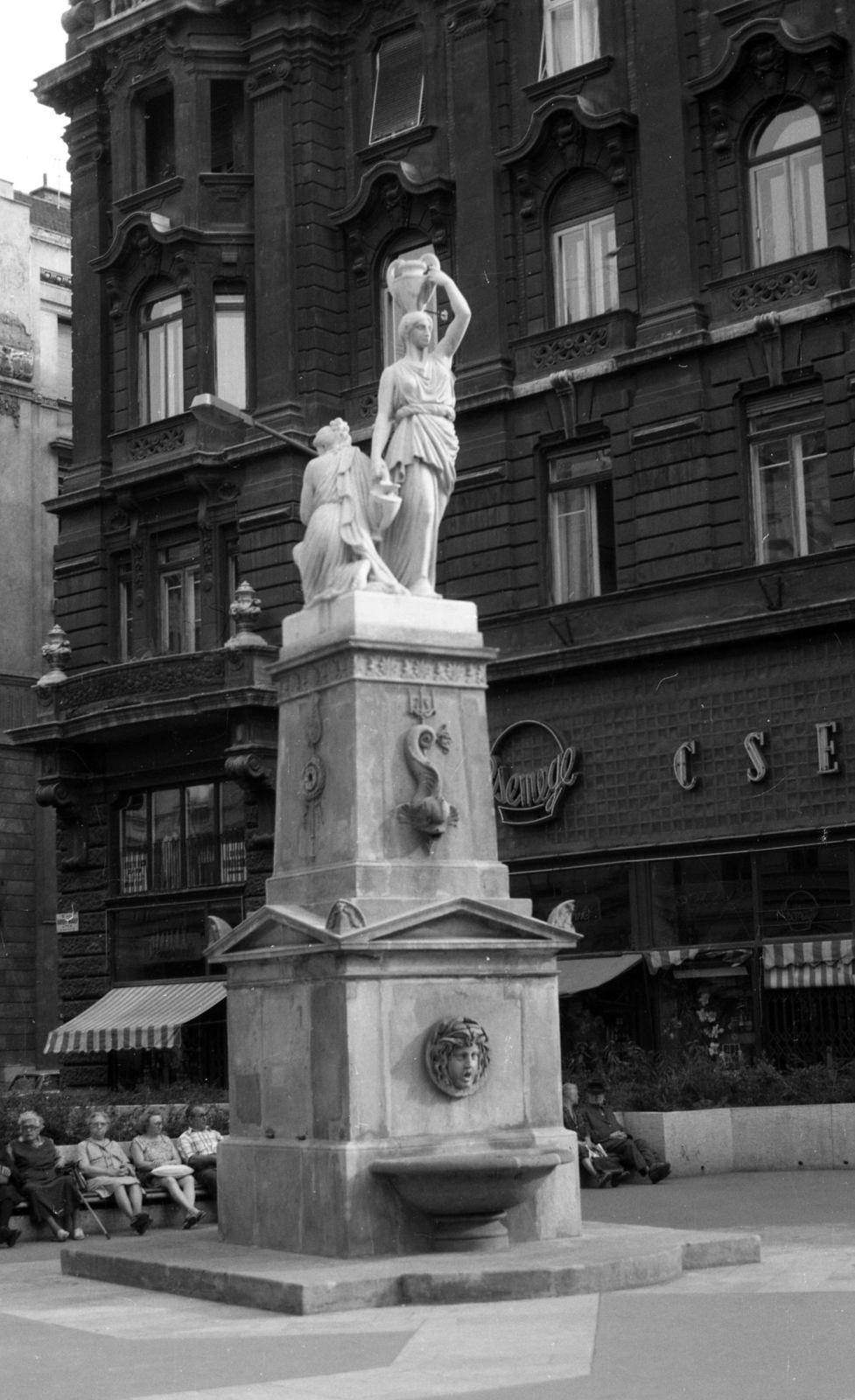 Hungary, Budapest V., Ferenciek tere (Felszabadulás tér) a Belvárosi Ferencesek temploma előtt. Nereidák kútja (Győri Dezső, 1977.)., 1984, Fortepan/Album020, sculpture, Csemege enterprise, Budapest, water bearer, Fortepan #136037