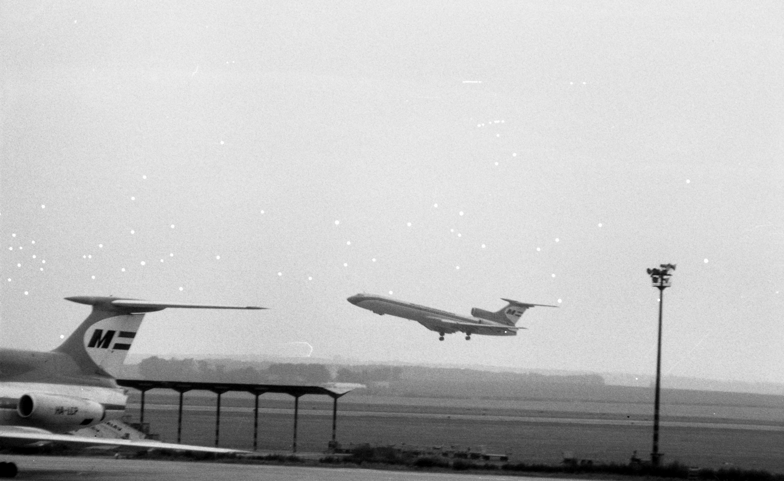 Hungary, Ferihegy (now - Ferenc Liszt) International Airport, Budapest XVIII., 1981, Fortepan/Album020, airplane, Hungarian Airlines, Tupolev-brand, Budapest, Fortepan #136051