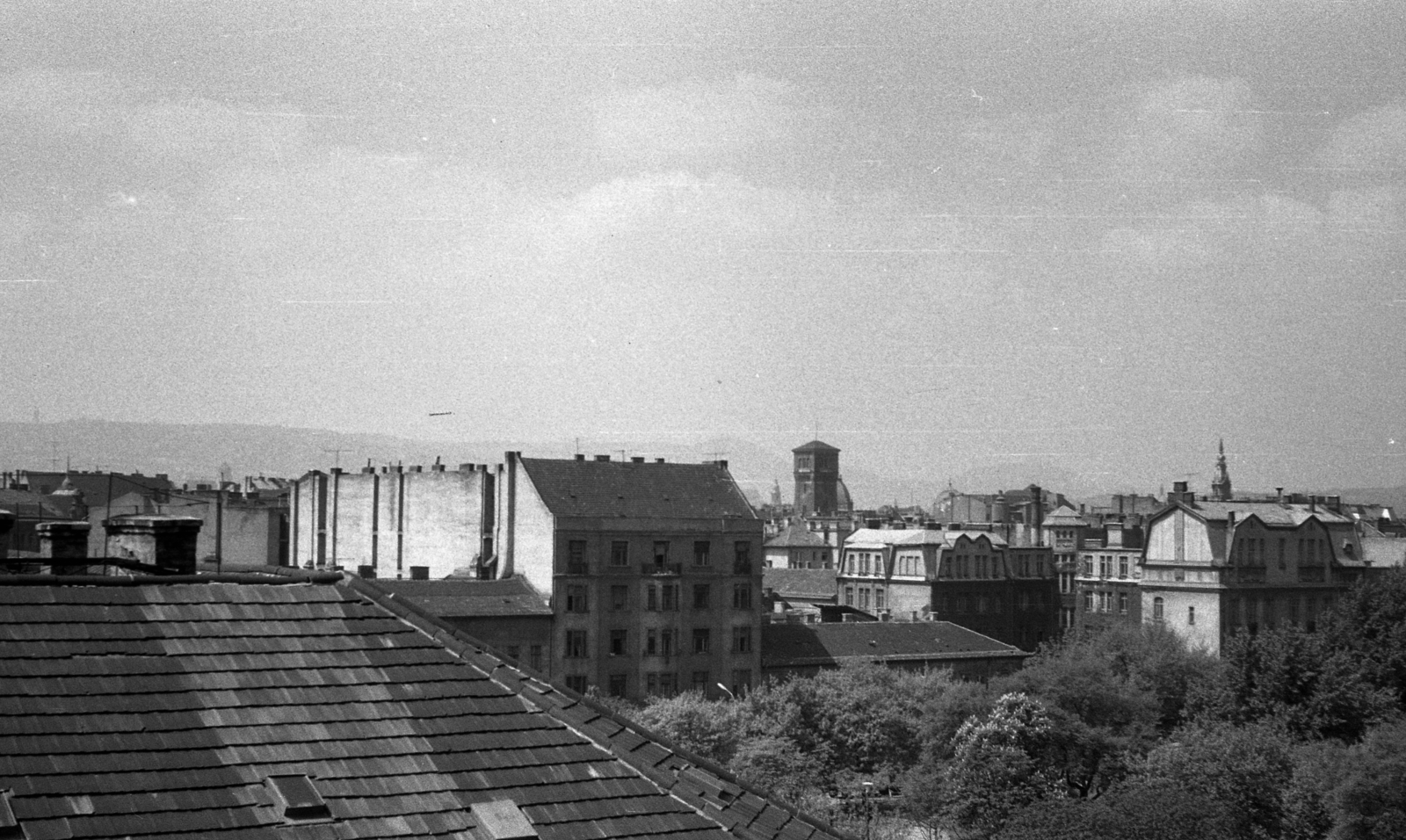 Hungary, Budapest VIII., kilátás a II. János Pál pápa tér 14. az Országos Társadalombiztosító Intézet (OTI) lakóház-csoportjának egyik épületéről. Középen kissé balra a Nemzeti Színház víztornya, jobbra a New York palota tornya látszik, előtérben a Szilágyi utca sarkán az Általános Iskola (később Deák Diák Általános Iskola)., 1968, Fortepan/Album020, Budapest, Fortepan #136055