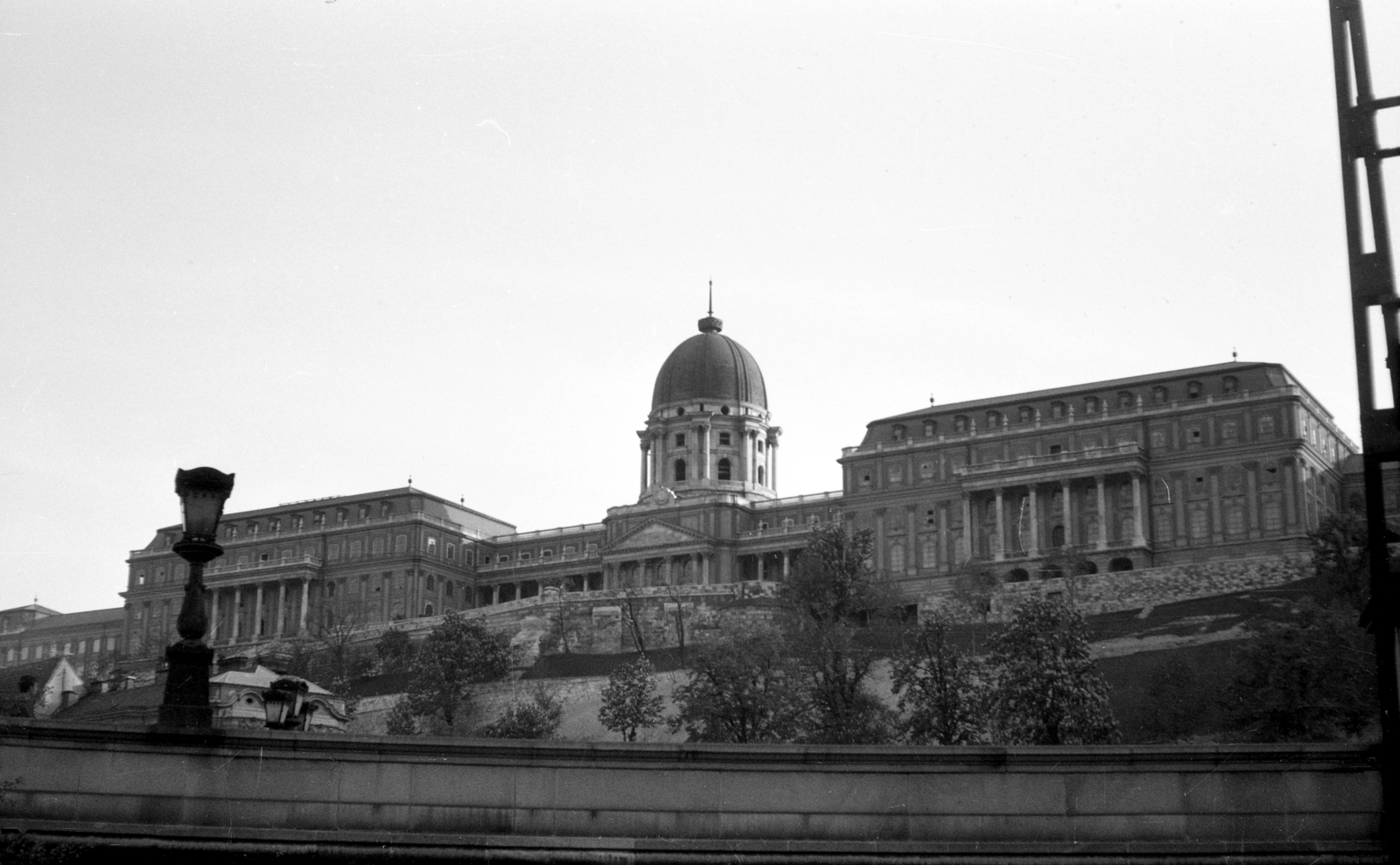 Hungary, Budapest I., a Budavári Palota (korábban Királyi Palota) a Széchenyi Lánchídról nézve., 1968, Fortepan/Album020, Budapest, Fortepan #136063