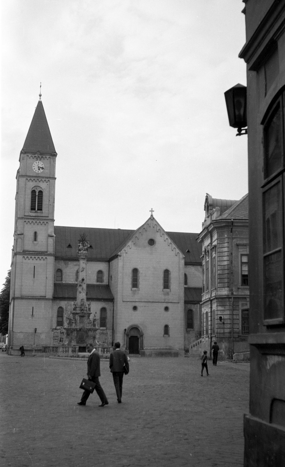 Magyarország, Veszprém, Vár, Szentháromság tér, Szentháromság-szobor, mögötte a Szent Mihály-székesegyház., 1973, Fortepan/Album020, templom, Fortepan #136068