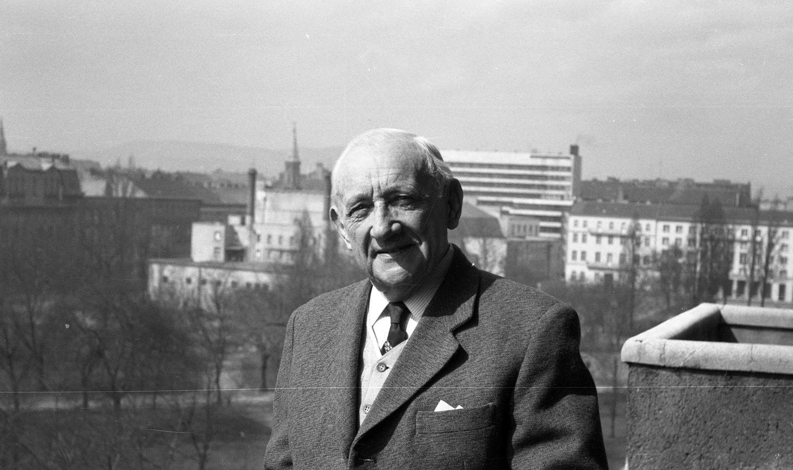 Magyarország, Budapest VIII., II. János Pál pápa (Köztársaság) tér 14., Galetta Ferenc színész, rendező, szövegkönyvíró. A felvétel az Országos Társadalombiztosító Intézet (OTI) lakóház-csoport Vay Ádám utca sarkán álló épületének erkélyén készült. Háttérben, takarva az Erkel Színház épülete., 1973, Fortepan/Album020, Budapest, híres ember, férfi, Fortepan #136074