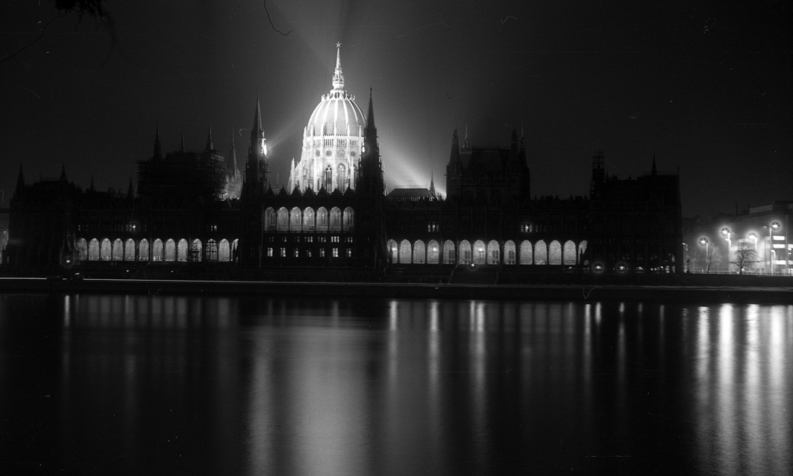 Hungary, Budapest V., a Parlament., 1973, Fortepan/Album020, architectural heritage, river, night, historicism, Imre Steindl-design, parliament, Neo-Gothic-style, Danube, eclectic architecture, Budapest, Fortepan #136078