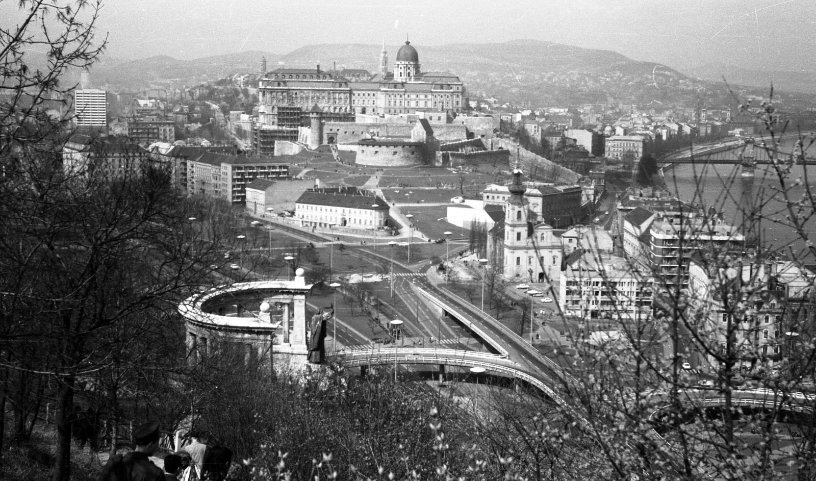 Magyarország, Gellérthegy, Budapest I., kilátás a Szent Gellért szobor és a Budavári Palota (korábban Királyi Palota) felé., 1967, Fortepan/Album020, folyó, szobor, emlékmű, Duna, Budapest, Szent Gellért-ábrázolás, Fortepan #136090