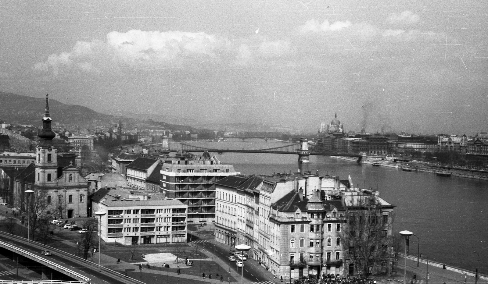 Magyarország, Gellérthegy, Budapest I., kilátás a Széchenyi Lánchíd és a Parlament felé., 1967, Fortepan/Album020, folyó, Duna, Budapest, függőhíd, Duna-híd, William Tierney Clark-terv, Fortepan #136094