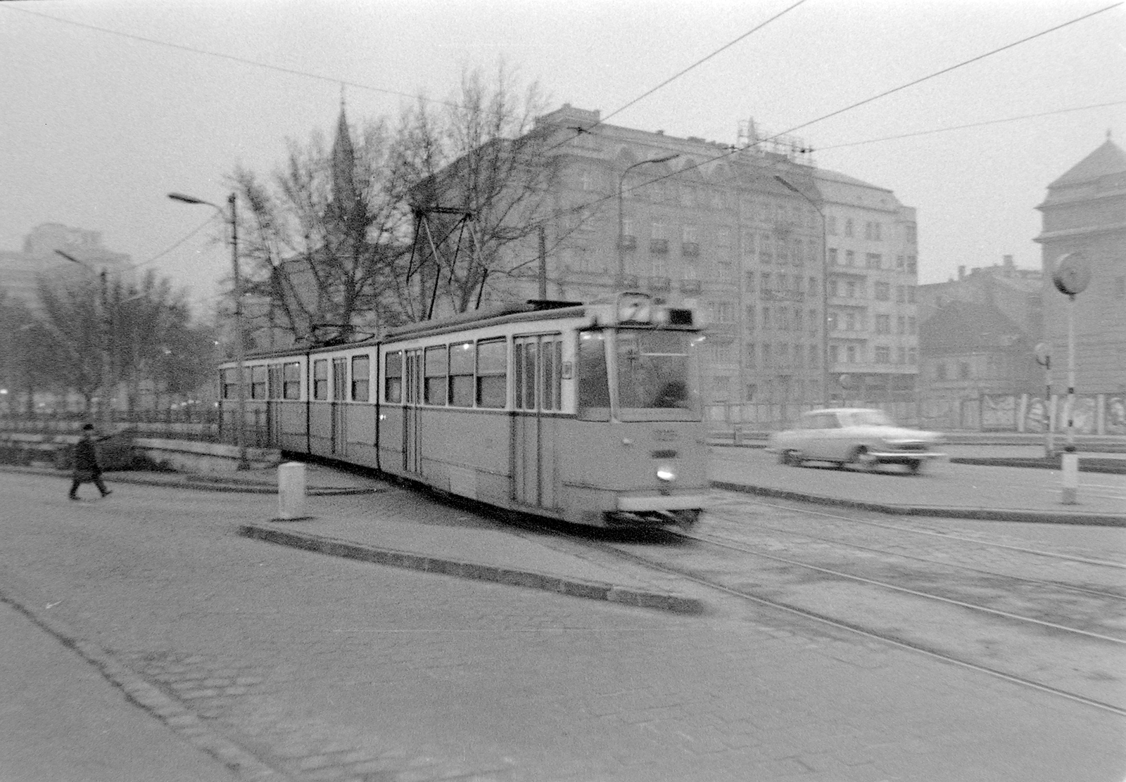 Magyarország, Budapest V., Március 15. tér északi része, az Erzsébet híd felől nézve., 1970, Fortepan, közlekedés, GAZ-márka, magyar gyártmány, villamos, GAZ M21 Volga, Ganz-márka, Ganz CSMG, Budapest, viszonylatszám, Fortepan #1361