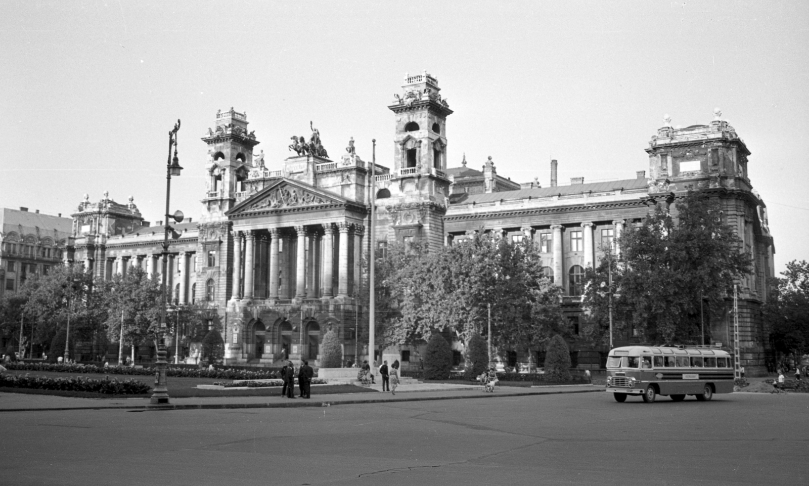 Hungary, Budapest V., Kossuth Lajos tér, szemben az Igazságügyi Palota (ekkor Magyar Nemzeti Galéria)., 1967, Fortepan/Album020, Budapest, Fortepan #136100