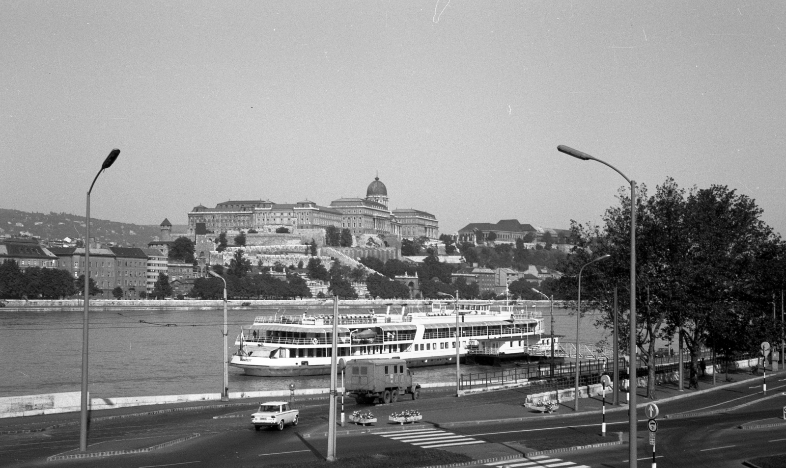 Magyarország, Budapest V.,Budapest I., a Budavári Palota (korábban Királyi Palota) a Március 15. tér felől nézve., 1973, Fortepan/Album020, Budapest, Fortepan #136105