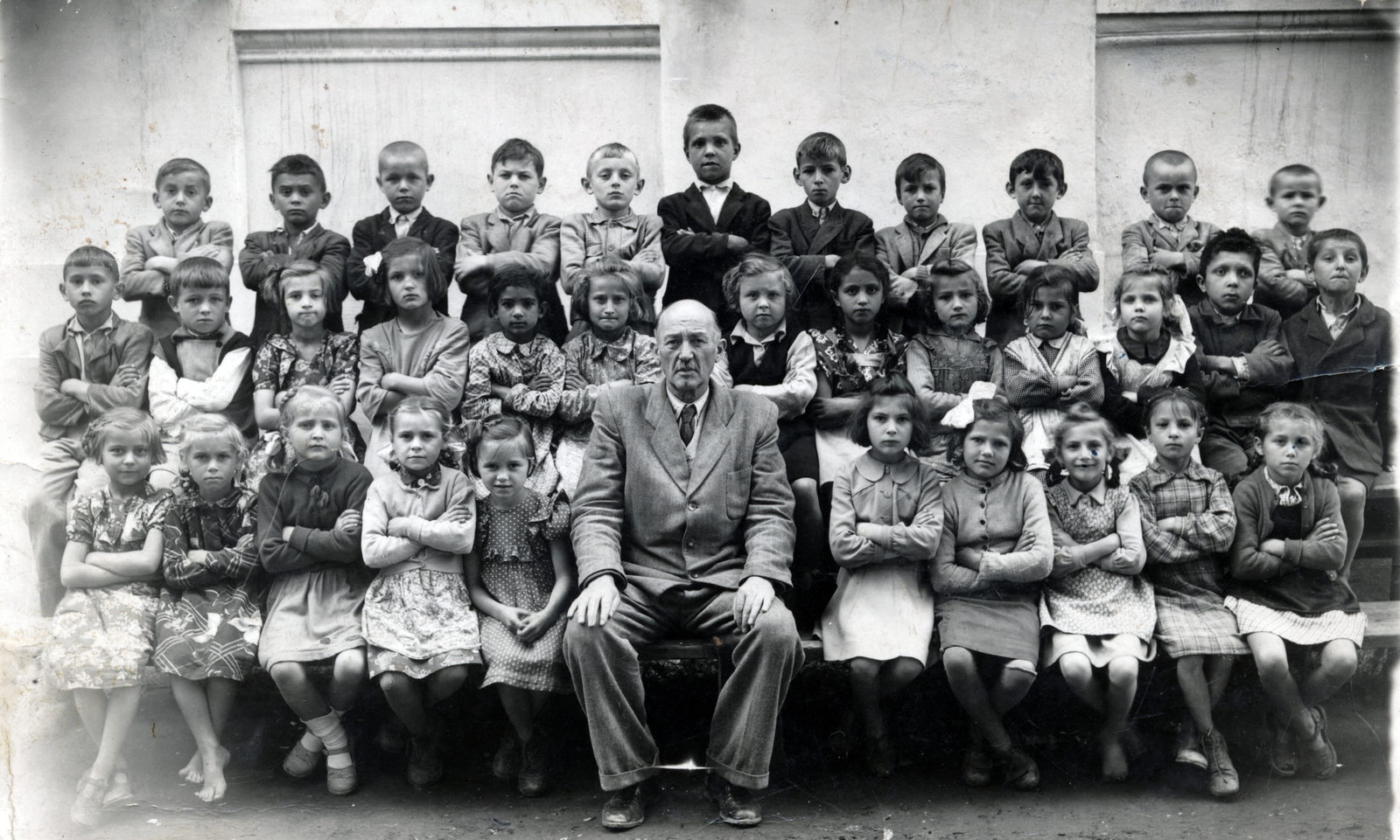 Hungary, Jászladány, 1952, szitakri, arms crossed over the chest, sitting with hands on knees, class photo, Fortepan #136130