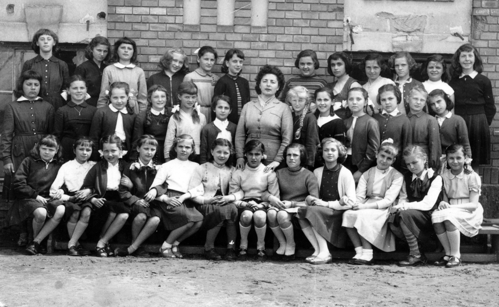 Hungary, Dunakeszi, 3. számú általános iskola., 1955, szitakri, hold upper arms, girls' class, class photo, Fortepan #136131