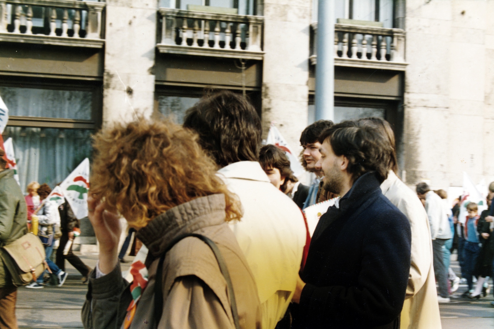 Hungary, Budapest V., Kossuth Lajos tér 13-15., sötét kabátban Orbán Viktor későbbi miniszterelnök., 1990, szitakri, celebrity, prime minister, Alliance of Free Democrats, Budapest, politician, electioneering, Fortepan #136140