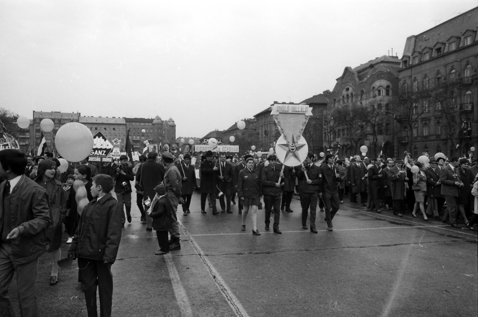 Magyarország, Budapest VII.,Budapest XIV., Ötvenhatosok tere (Felvonulási tér), május 1-i felvonulás. A háttérben balra az Ajtósi Dürer sor épületei, jobbra a Dózsa György út épületei., 1974, szitakri, munkásőr, május 1, Budapest, Fortepan #136145