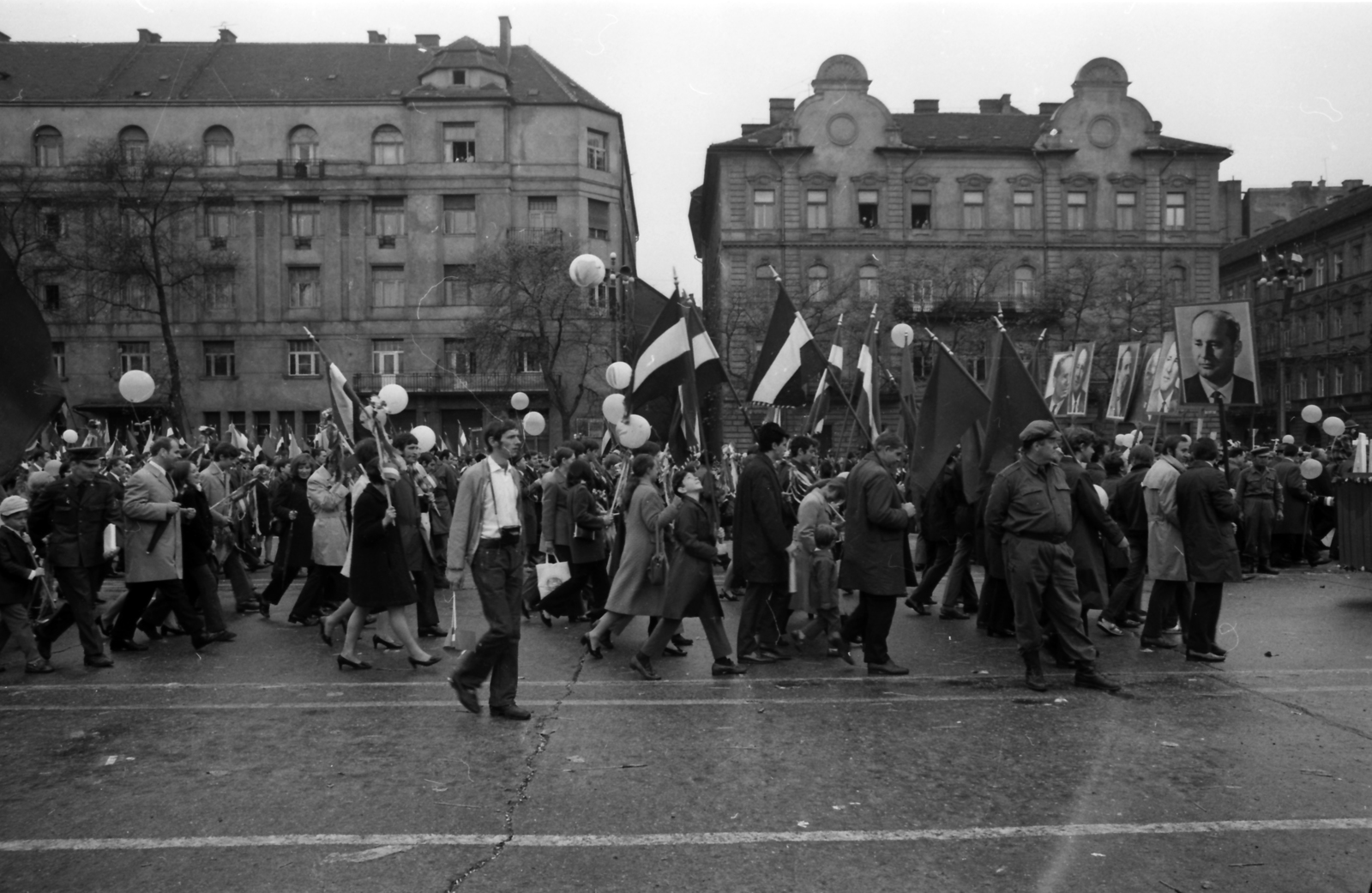 Magyarország, Budapest VII.,Budapest XIV., Ötvenhatosok tere (Felvonulási tér), május 1-i felvonulás, háttérben a Dózsa György út épületei., 1974, szitakri, munkásőr, május 1, Budapest, Fortepan #136147