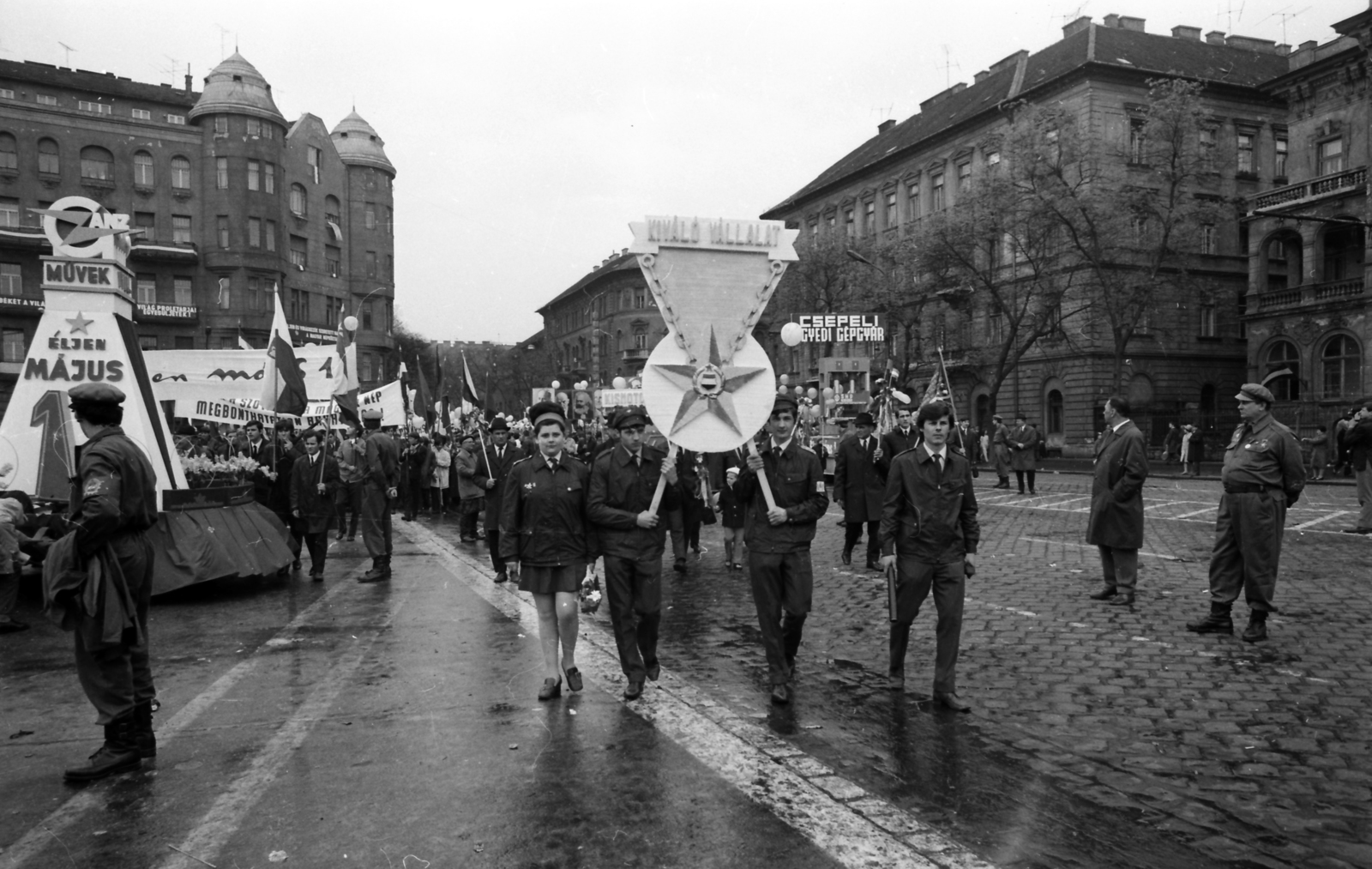 Magyarország, Budapest VII.,Budapest XIV., Ötvenhatosok tere (Felvonulási tér), május 1-i felvonulás, jobbra a háttérben a Dózsa György út épületei., 1974, szitakri, május 1, Budapest, pódiumautó, Fortepan #136149
