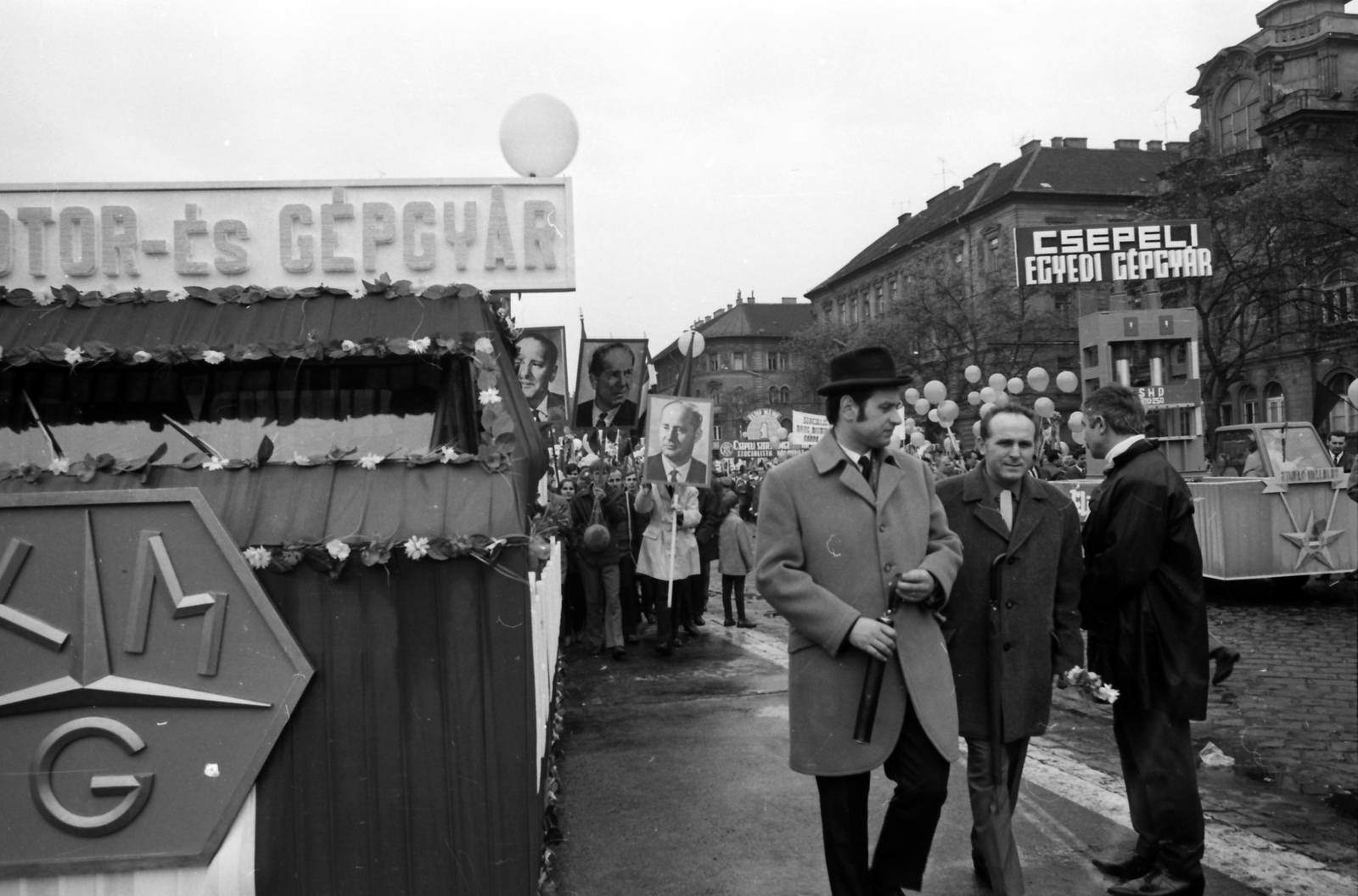 Magyarország, Budapest VII.,Budapest XIV., Ötvenhatosok tere (Felvonulási tér), május 1-i felvonulás, háttérben a Dózsa György út épületei., 1974, szitakri, május 1, Budapest, pódiumautó, Fortepan #136151