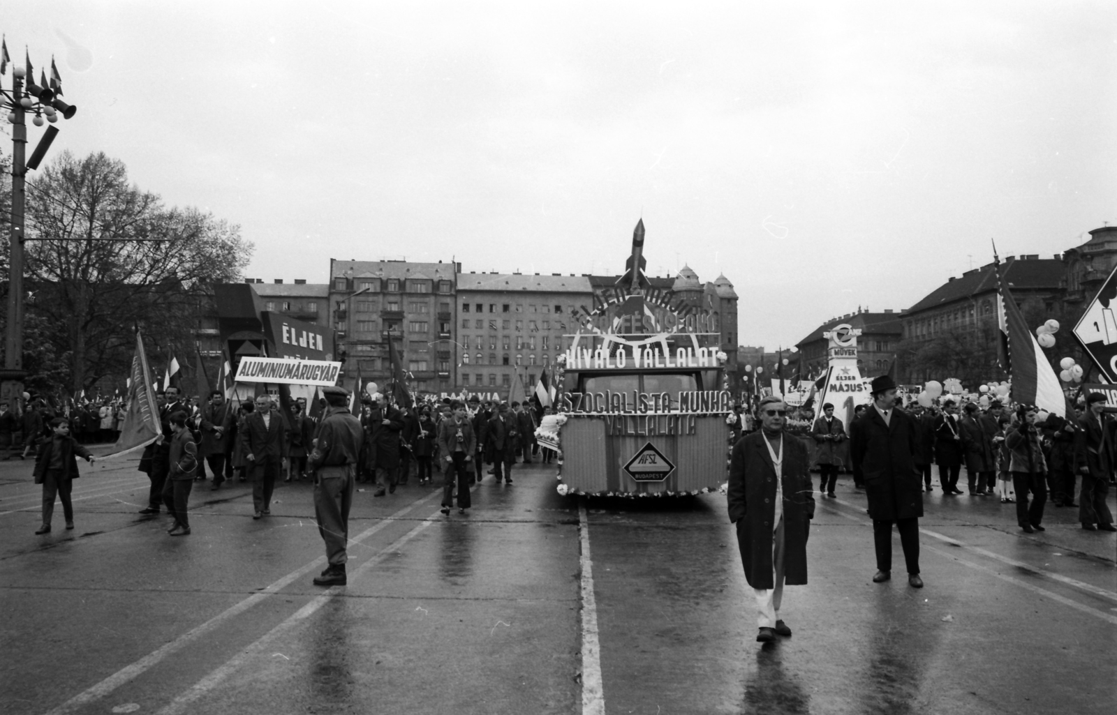 Magyarország, Budapest VII.,Budapest XIV., Ötvenhatosok tere (Felvonulási tér), május 1-i felvonulás. A háttérben szemben az Ajtósi Dürer sor épületei, jobbra a Dózsa György út épületei., 1974, szitakri, május 1, Budapest, pódiumautó, Fortepan #136153