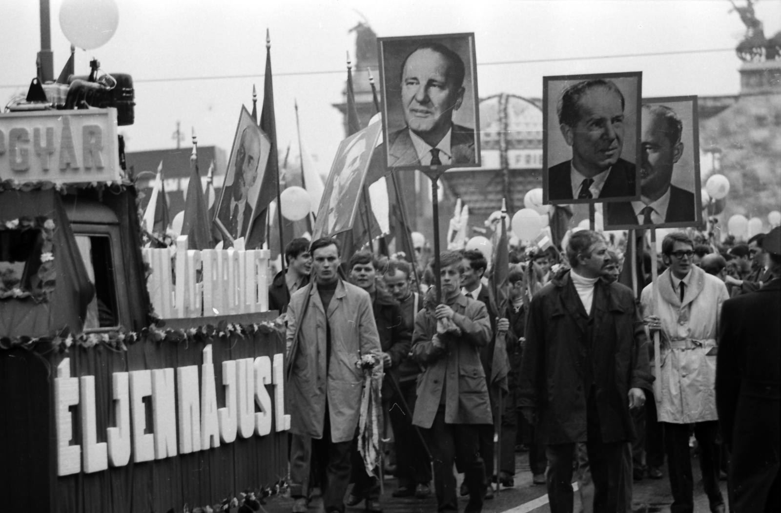 Magyarország, Budapest XIV., Ötvenhatosok tere (Felvonulási tér), május 1-i felvonulás., 1974, szitakri, Lenin-ábrázolás, május 1, Budapest, Kádár János-ábrázolás, pódiumautó, Fortepan #136155