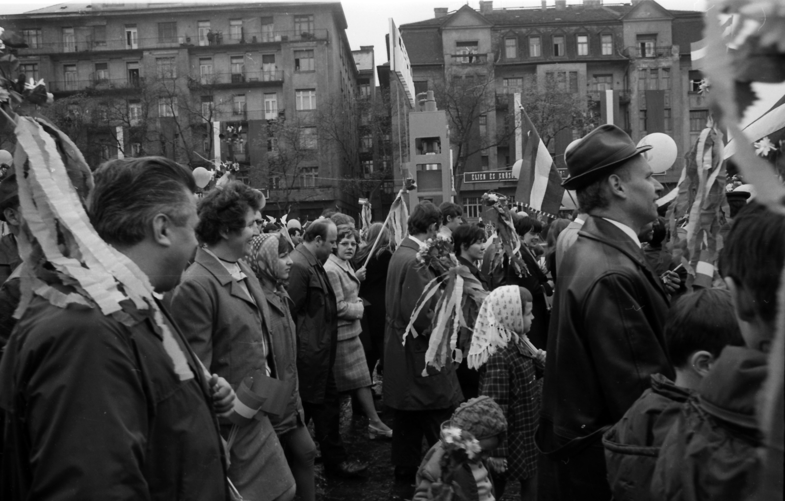 Magyarország, Budapest VII.,Budapest XIV., Ötvenhatosok tere (Felvonulási tér), május 1-i felvonulás, háttérben a Dózsa György út épületei., 1974, szitakri, május 1, Budapest, Fortepan #136158