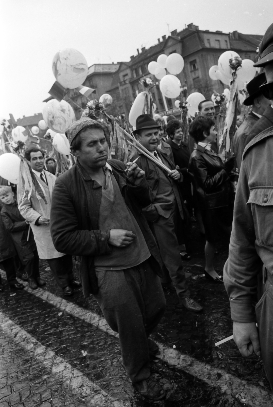 Hungary, Budapest VII.,Budapest XIV., Ötvenhatosok tere (Felvonulási tér), május 1-i felvonulás, háttérben a Dózsa György út épületei., 1974, szitakri, 1st of May parade, Budapest, Fortepan #136161