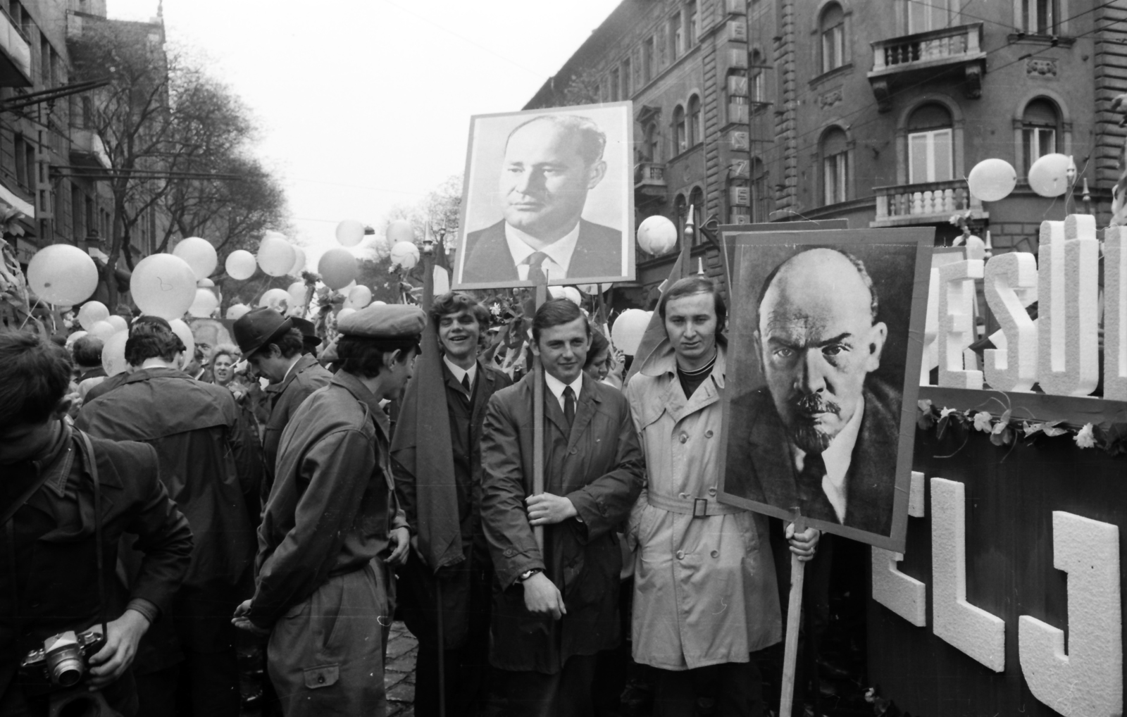 Magyarország, Budapest VII.,Budapest XIV., május 1-i felvonulók a Dózsa György úton, jobbra az István (Landler Jenő) utca torkolata., 1974, szitakri, Lenin-ábrázolás, munkásőr, május 1, Budapest, Fortepan #136168