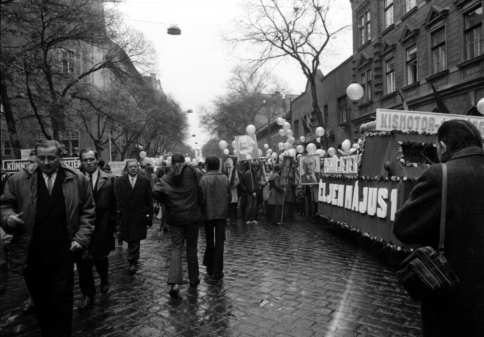 Hungary, Budapest VII.,Budapest XIV., május 1-i felvonulók a Dózsa György út 52. számú ház előtt. Balra a Kállai Éva Egészségügyi Szakközép- és Szakiskola (később Károli Gáspár Református Egyetem Bölcsészettudományi Kar)., 1974, szitakri, 1st of May parade, rain, Karl Marx-portrayal, Friedrich Engels-portrayal, Budapest, János Kádár-portrayal, ad truck, Fortepan #136174