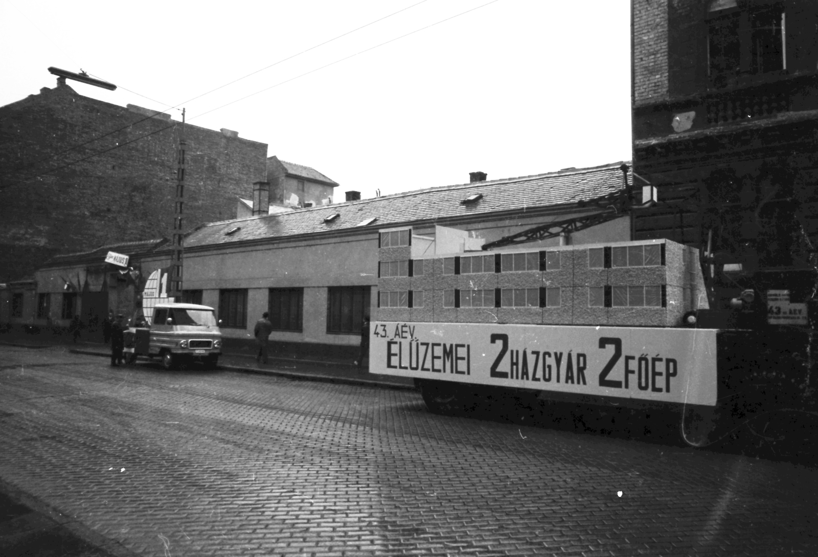 Magyarország, Budapest VII., május 1-i felvonulás dekorációi a Sajó utca 8. és 10. számú épület előtt., 1974, szitakri, Zuk-márka, május 1, Budapest, pódiumautó, házgyár, Fortepan #136176