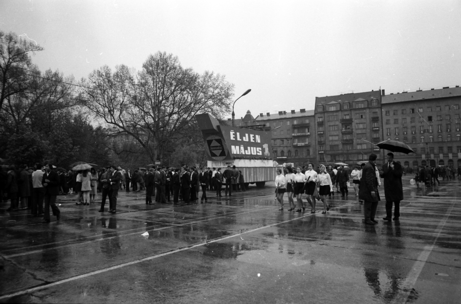 Hungary, Budapest XIV., Ötvenhatosok tere (Felvonulási tér), május 1-i felvonulás, háttérben az Ajtósi Dürer sor épületei., 1974, szitakri, 1st of May parade, umbrella, rain, Budapest, ad truck, Fortepan #136181