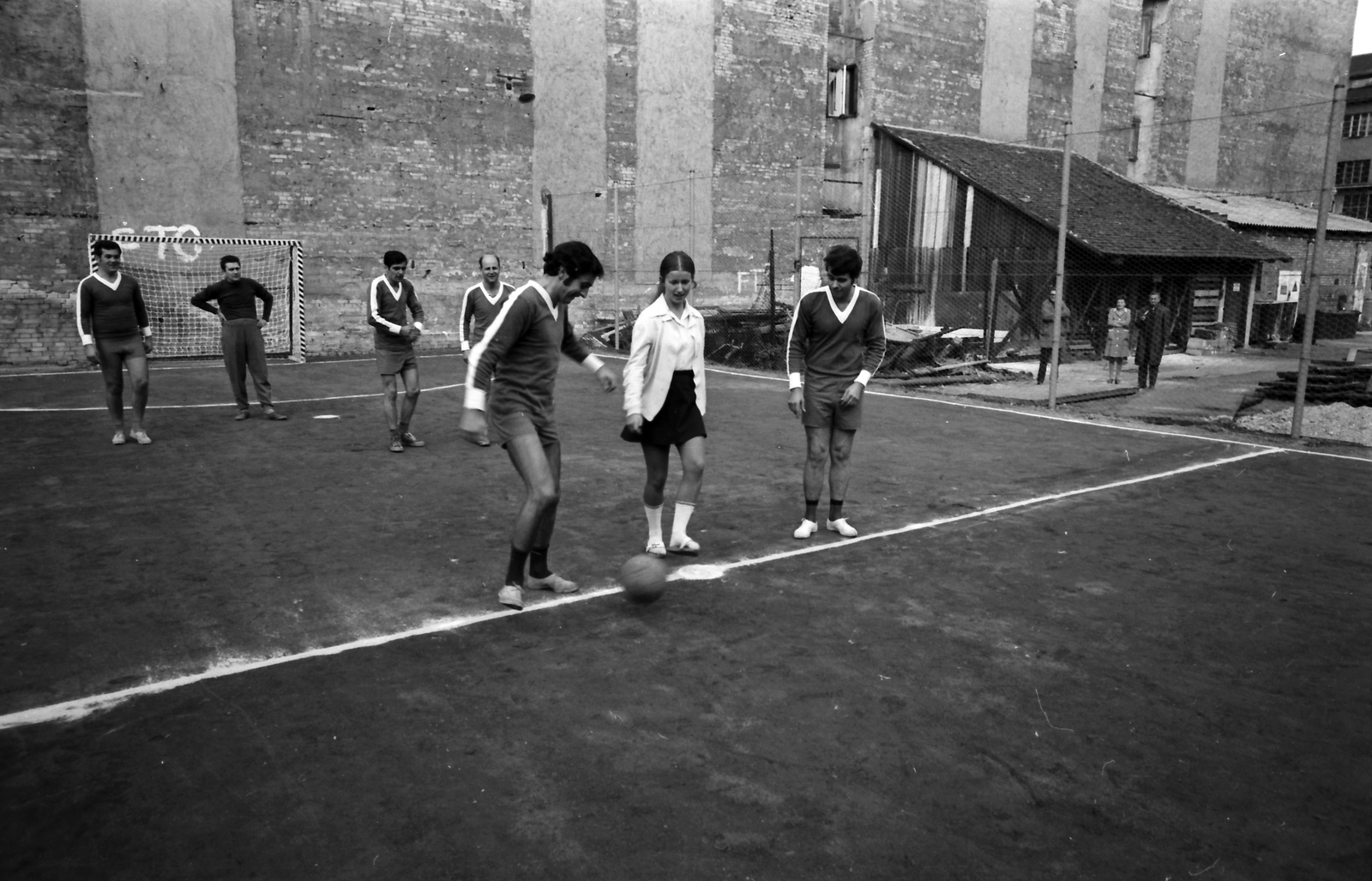 Hungary, Budapest XI., Fehérvári út - Prielle Kornélia utca saroktelke, a felvétel a Kismotor és Gépgyár sportpályájának avatásakor készült., 1978, szitakri, firewall, Budapest, Fortepan #136187